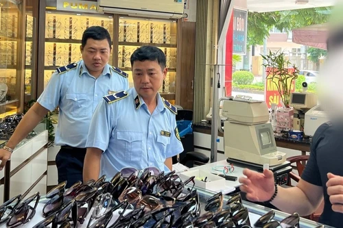 Tạm giữ hàng trăm kính mắt nghi giả nhãn hiệu bán online