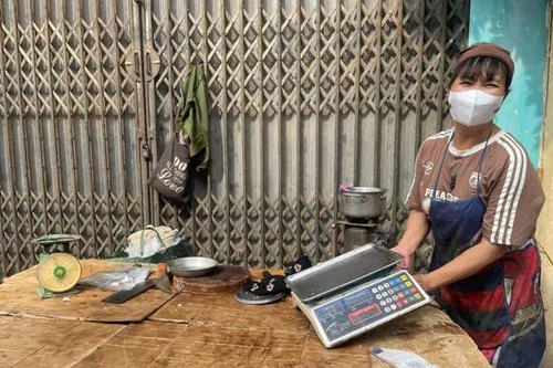 Người dân tích trữ thực phẩm phòng mưa bão, 7h30 sáng chợ đã "cháy" hàng thịt, vãn hàng rau