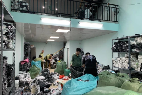 Hà Nội: Bắt quả tang kho hàng giả nhãn hiệu LV, Gucci, Nike