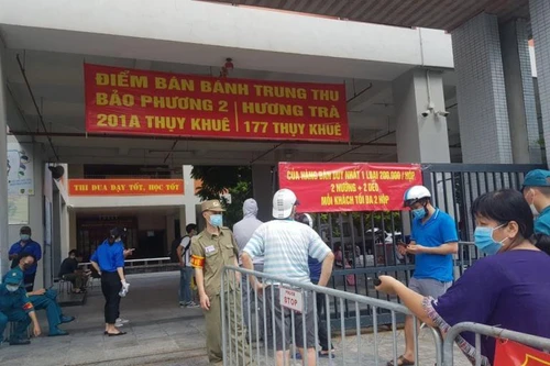 Hà Nội: Xếp hàng, đội nắng chờ mua bánh trung thu nổi tiếng