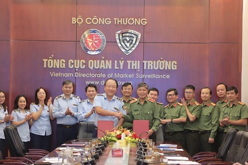 Lực lượng công an và quản lý thị trường hợp tác chống hàng giả trên thương mại điện tử