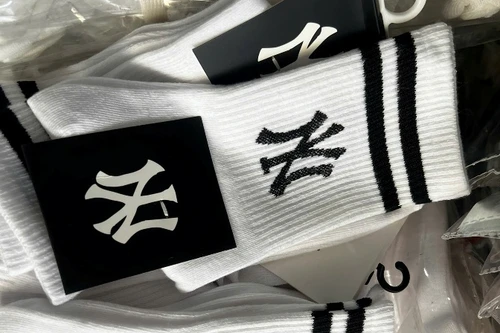 Hà Nội: Trà trộn trên 10.000 đôi tất giả nhãn hiệu với “tất xịn” để bán kiếm lời