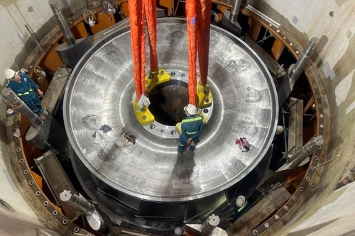 Hạ đặt thành công bánh xe công tác trọng lượng 110 tấn tại thủy điện Hòa Bình mở rộng