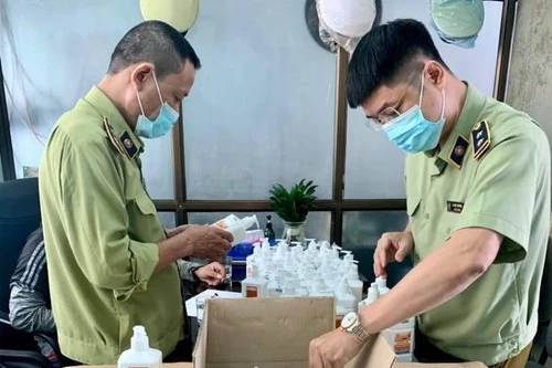 Hà Nội: Phát hiện lô hàng nước sát khuẩn tay có dấu hiệu giả mạo ASIRUB