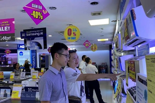 Hà Nội: Người dân háo hức mua sắm trong “Ngày vàng, giá shock”