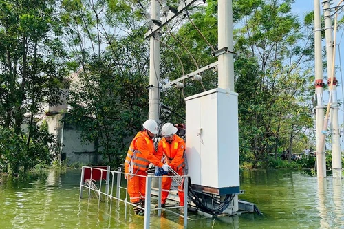 Hà Nội: Nhiều khu vực vẫn ngập sâu 1-3m, chưa thể cấp điện trở lại