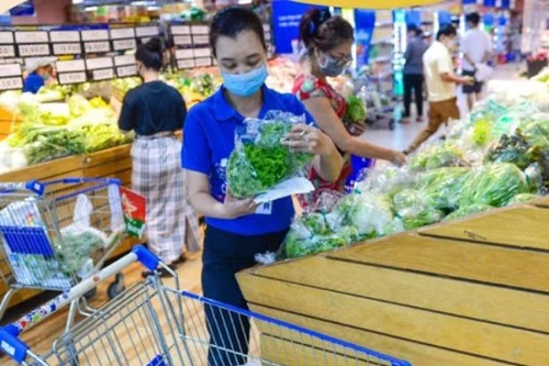 TP HCM: Người dân "vét hàng" siêu thị rồi mang ra vỉa hè bán lại