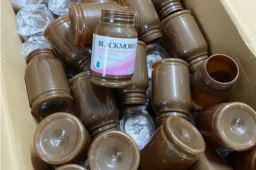 Hàng giả bán “đính kèm” hàng thật trên kênh thương mại truyền thống