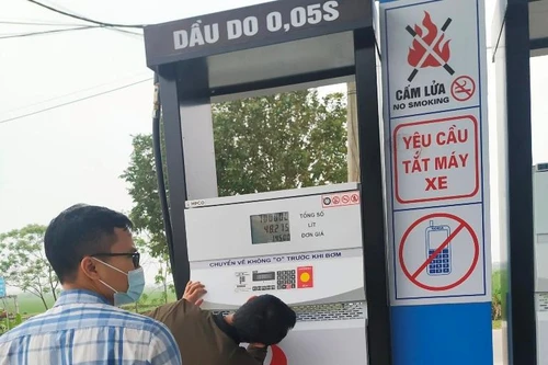 Liên tiếp phát hiện cửa hàng bán xăng dầu không đảm bảo chất lượng