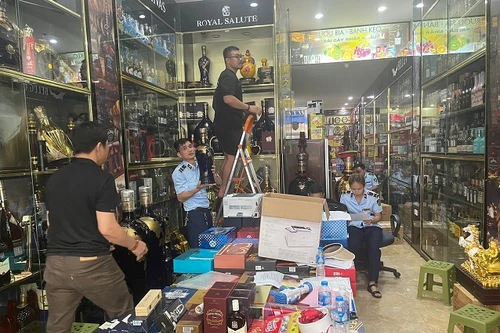 Đồng loạt kiểm tra, tạm giữ lượng lớn rượu ngoại và xì gà vi phạm