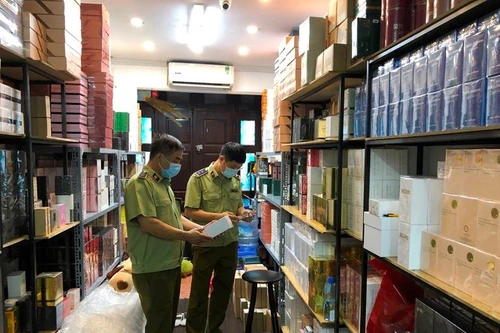 “Đột kích” một trong những cửa hàng nước hoa lớn nhất tại Hà Nội