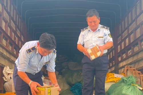 Dùng xe tải chở hàng nghi nhập lậu từ Hà Nội vào TP.HCM tiêu thụ