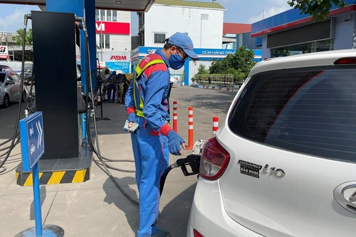 Xăng dầu cùng tăng giá trở lại