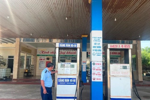 Cây xăng bị lập biên bản vì bán xăng đắt hơn giá quy định