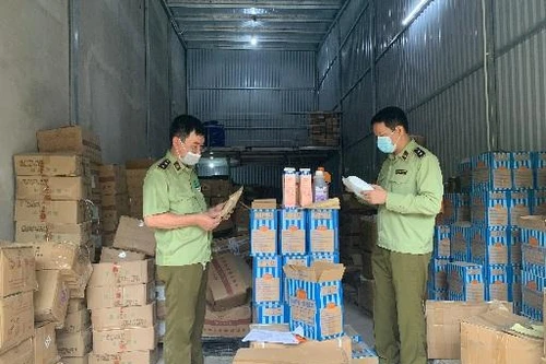 Hà Nội: Tạm giữ hàng tấn nguyên liệu để làm trà sữa Royal Tea, Gongcha...