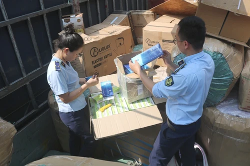 Phát hiện xe chở thuốc lá điếu, màn hình ti vi, máy hàn… có dấu hiệu nhập lậu