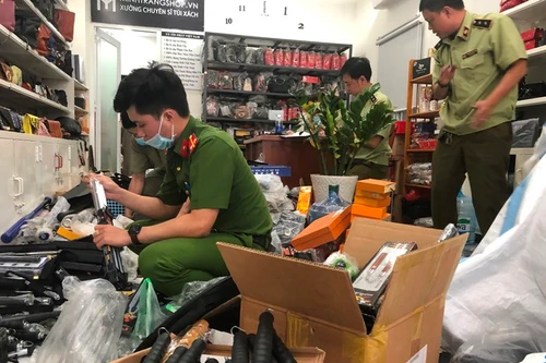 Núp bóng kinh doanh túi xách, bán hung khí nguy hiểm