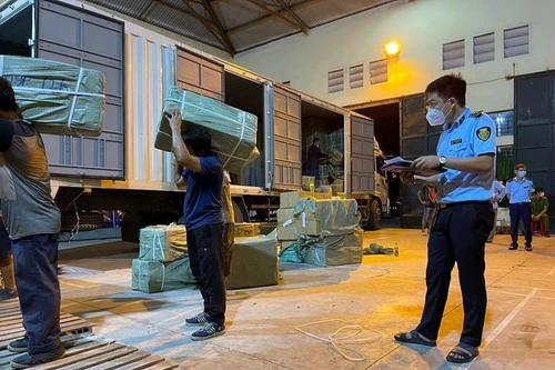 Tạm giữ lô hàng gần 50 tấn, nghi giả thương hiệu bút bi Thiên Long, dao cạo râu “Gillette” 