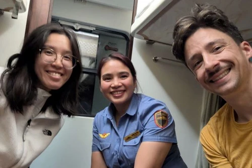 Nữ nhân viên đường sắt “giải cứu” khách Tây giữa lũ lịch sử ở Khánh Hòa