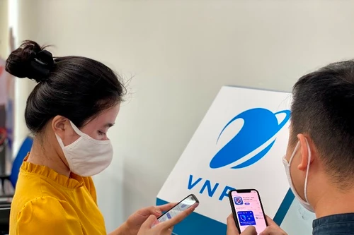 Nhà mạng “tặng” 5GB data, khách hàng cài đặt Bluezone tăng vọt