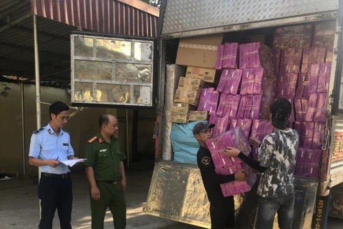 Tạm giữ số lượng lớn bánh trung thu nhập lậu