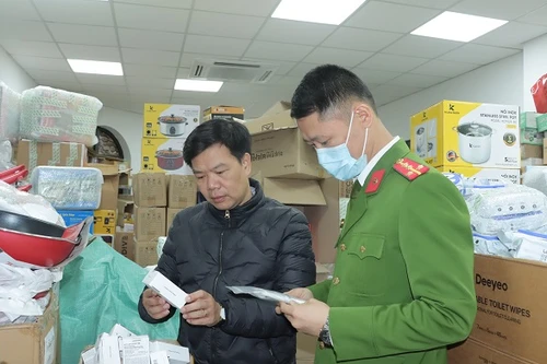 Hà Nội: Kho hàng của “hot girl” livestream chốt hàng nghìn đơn mỗi ngày bị “sờ gáy”