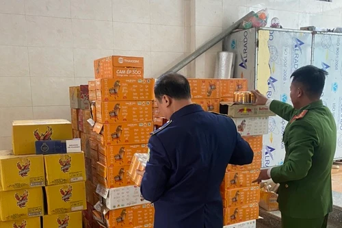 Hà Nội: Tạm giữ trên 200 thùng nước giải khát hết hạn sử dụng 