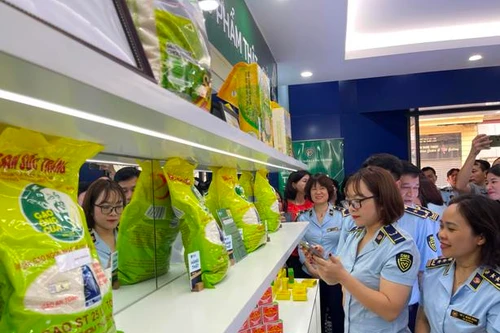 Tổng cục Quản lý thị trường mở phòng trưng bày gạo, sữa, nước uống... thật- giả