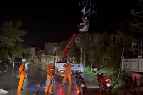 Hàng nghìn trạm biến áp bị ảnh hưởng, cột điện gãy đổ, gián đoạn cấp điện tại nhiều nơi do bão số 5