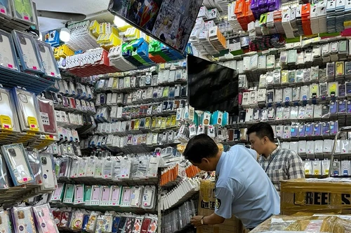 Phát hiện hàng chục nghìn ốp lưng điện thoại, kính cường lực… có dấu hiệu nhập lậu
