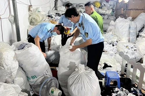 Hà Nội: Tạm giữ hàng nghìn sản phẩm nghi giả mạo nhãn hiệu UNIQLO, TOMMY HILFIGER… tại La Phù