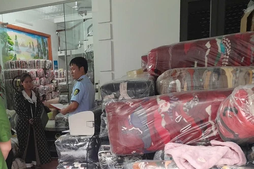 Buôn bán áo len “second hand” giá 15.000 đồng/chiếc qua mạng, bị tịch thu hàng hóa