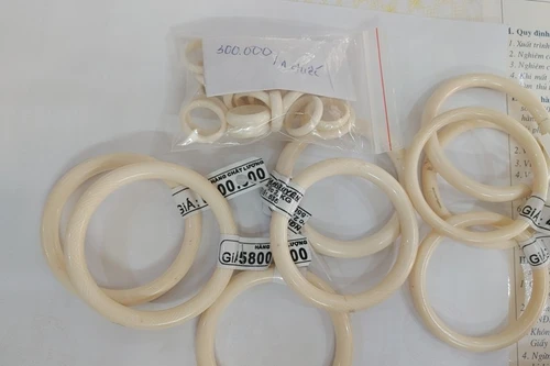 Tạm giữ hàng chục chiếc vòng và nhẫn nghi vấn làm từ ngà voi