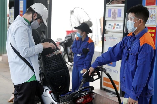 Giá xăng giảm gần 500 đồng/lít