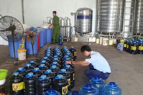Tiêu hủy gần 7.000 lít rượu có hàm lượng aldehyd không đạt yêu cầu