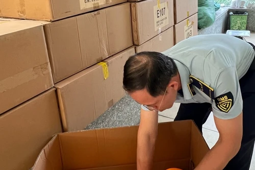 Tạm giữ trên 10.000 gói kẹo nghi nhập lậu tại điểm tập kết hàng hóa trong khu ga Ngọc Hồi