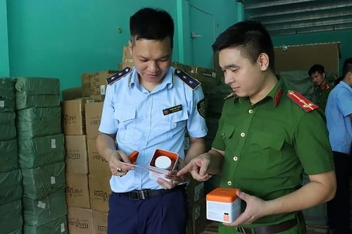 20 tấn nước hoa, mỹ phẩm “ngoại” chưa kịp tiêu thụ thì bị phát hiện, tạm giữ