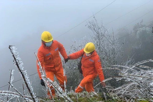 Cán bộ ngành điện "đầm mình" làm nhiệm vụ giữa băng giá khắc nghiệt