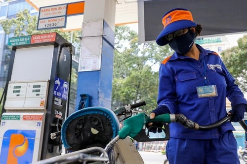 Chuyên gia kinh tế: Thị trường xăng dầu rối rắm, không nên đổ lỗi cho nhau!