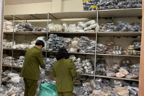 Vụ kho giày dép "khủng" giả mạo hàng hiệu: Mất hơn 4 tiếng đồng hồ phân loại