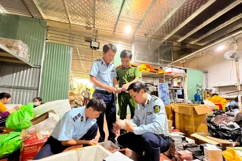 Từ bao diêm, gói thuốc lào đến hàng cấm được bán qua mạng, cách nào ngăn chặn?