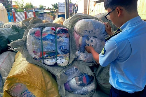 Vận chuyển 8,4 tấn quần áo do nước ngoài sản xuất, đã qua sử dụng đi tiêu thụ