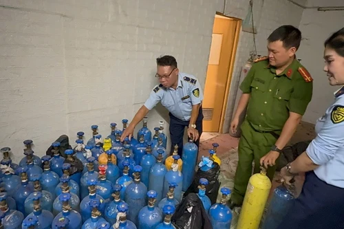 Hà Nội: Phát hiện, tạm giữ hàng trăm bình "khí cười" không rõ nguồn gốc 