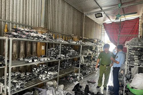 Tạm giữ gần 1.000 đôi dép BALENCIAGA, D&G “rởm”