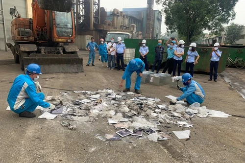 Hà Nội: Tiêu hủy nhiều iPhone, máy tính bảng không đủ điều kiện lưu thông 