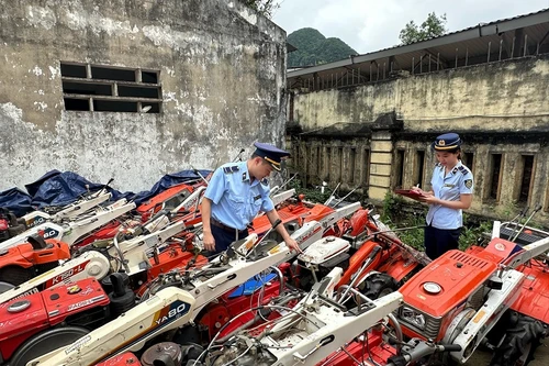 Nhập máy cày cũ về bán, bị tạm giữ hàng