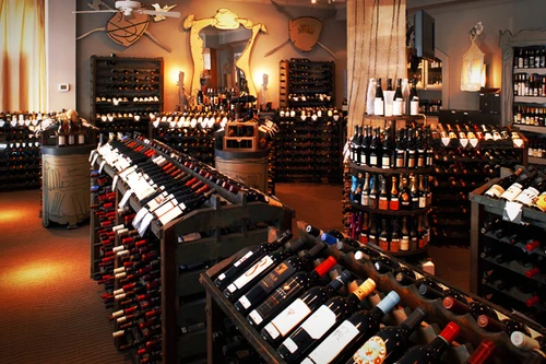 Hai doanh nghiệp phân phối rượu bị thu hồi giấy phép