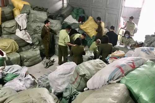 Tạm giữ 28,3 tấn quần áo nhập lậu chuẩn bị rao bán qua mạng