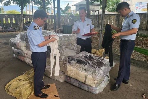 Tạm giữ số lượng lớn trang phục tập yoga có dấu hiệu nhập lậu