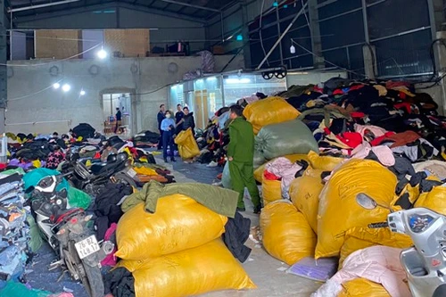 Đang livestream bán áo khoác giá 30.000 đồng/chiếc thì bị kiểm tra